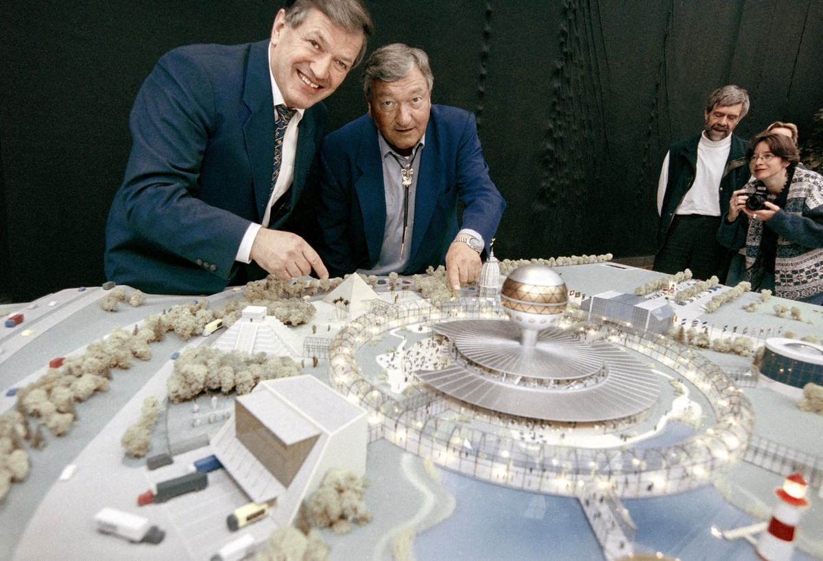 Der Autor und Erforscher des Unerklaerlichen Erich von Daeniken, rechts, und Oskar Schaerz, links, Verwaltungsratspraesident der Planungsfirma MoW AG praesentieren am Freitag, 16. April 1999 in Interl ...