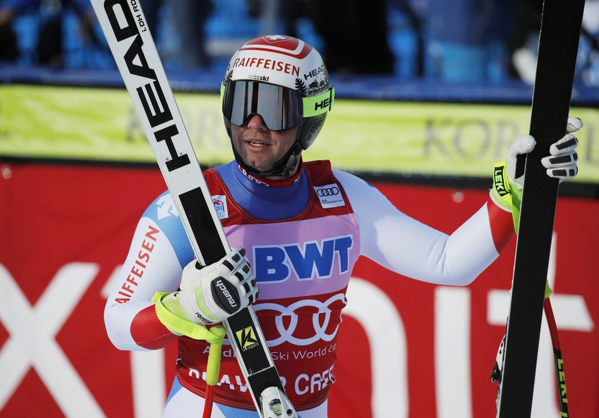 Switzerland&#039;s Beat Feuz holds his skis after finishing a run during a men&#039;s World Cup downhill ski race Saturday, Dec. 2, 2017, in Beaver Creek, Colo. (AP Photo/John Locher)