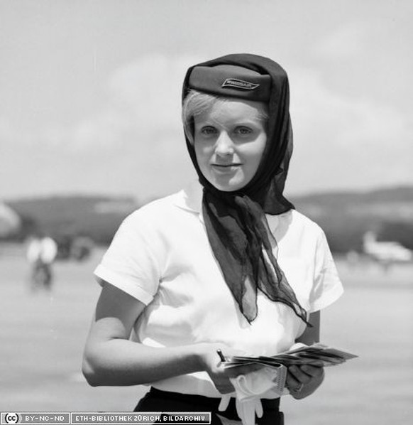 1965: Eine Swissair-Stewardess in Uniform. 
