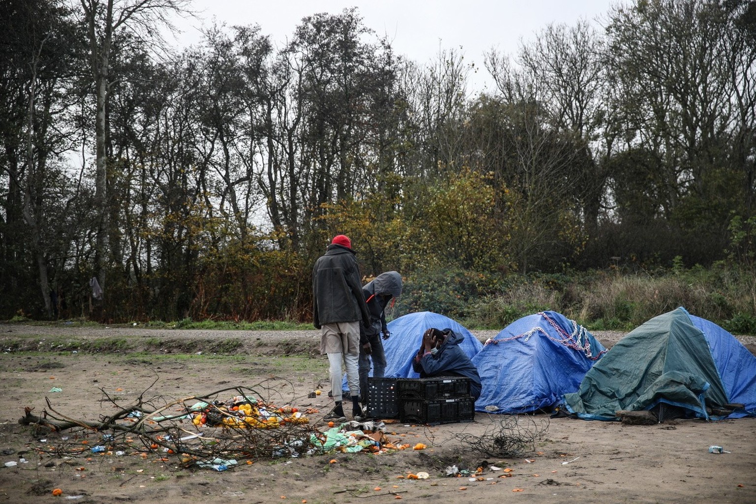 Migranten leben in Zelten in Calais, Frankreich, aufgenommen am 27. November 2021.