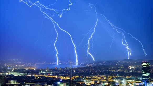 LANGZEITBELICHTUNG - Ein Gewitter mit zahlreichen Blitzen zieht ueber die Stadt Zuerich in der Nacht auf Freitag, 24. August 2012. Fotografiert von der &quot;Waid&quot; am Hoenggerberg. (KEYSTONE/Ales ...