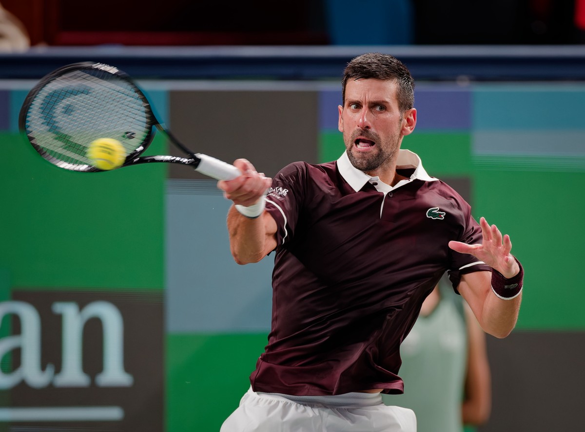 epa13291636 Novak Djokovic of Serbia in action during his Men's Singles match against Hubert Hurkacz of Poland at the Shanghai Masters tennis tournament, in Shanghai, China, 09 October 2026. EPA/ ...