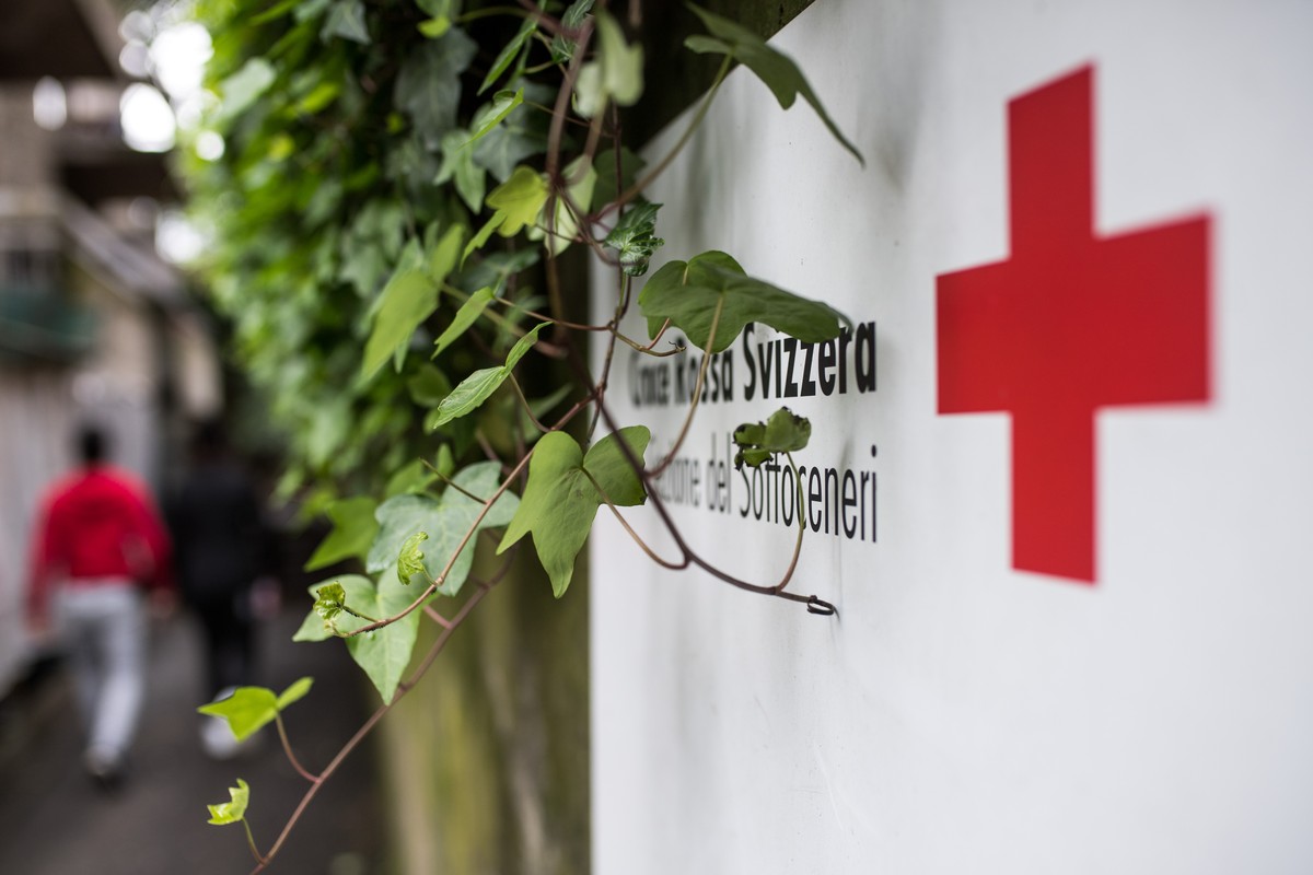 Das Rotkreuz-Logo im Zentrum fuer unbegleitete, minderjaehrige Asylbewerber (MNA), am 19. Maerz 2017 in Paradiso, Tessin.
Das Rote Kreuz Tessin betreut 65 Maedchen und Knaben im Alter von 12 und 18 J ...
