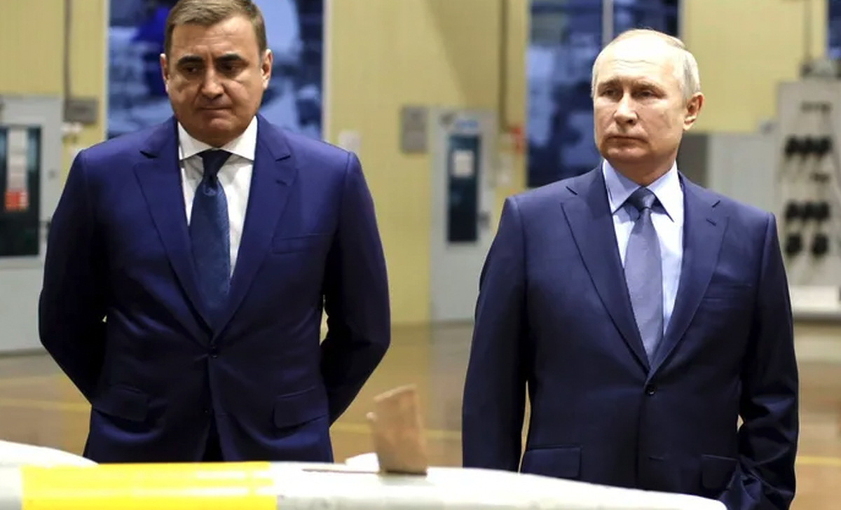 Le gouverneur de la région de Tula, Alexei Dyumin (de gauche à droite) et le président russe Vladimir Poutine inspectent les systèmes d'armes russes :