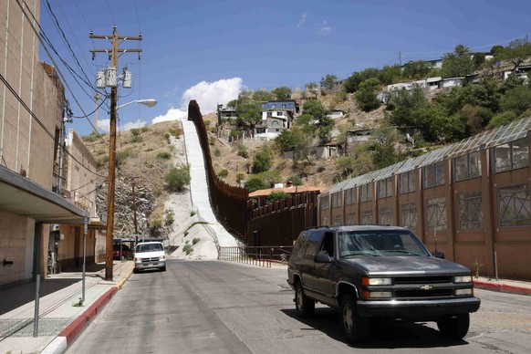 Ein Zaun trennt die Ortschaft&nbsp;Nogales im US-Bundesstaat Arizona von seiner Schwesterstadt Sonora in Mexico.&nbsp;