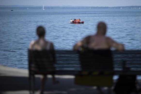 Menschen kuehlen sich ab am Bodensee bei warmen Temperaturen, am Mittwoch, 25. Juni 2025, in Rorschach. (KEYSTONE/Gian Ehrenzeller)