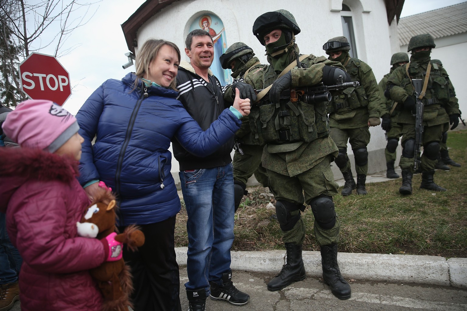 Ein Familienschnappschuss mit prorussischen Soldaten in Perevanie, Ukraine.
