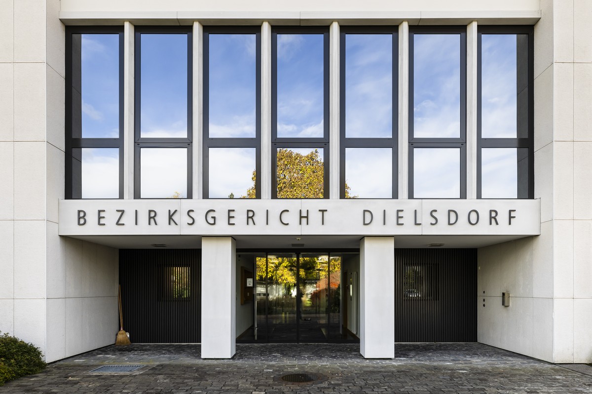 Eine Aussenaufnahme zeigt das Gebaeude des Bezirksgericht Dielsdorf, aufgenommen am Montag, 6. November 2023 in Dielsdorf. (KEYSTONE/Michael Buholzer).