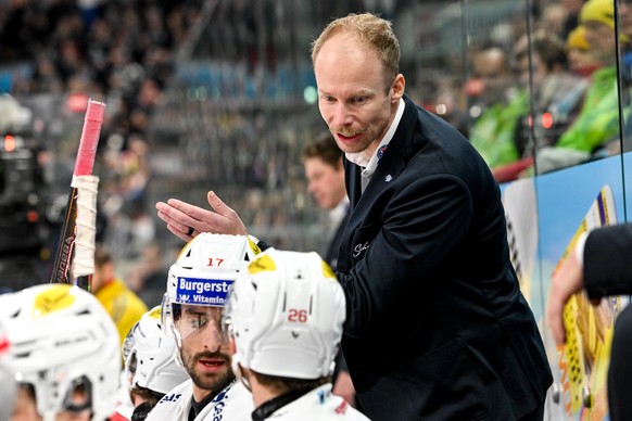 Head Coach Johan Lundskog (SCRJ) speaks to his players, during the regular season National League game between HC Ambri Piotta and SC Rapperswil-Jona Lakers at the ice stadium Gottardo Arena, Switzerl ...