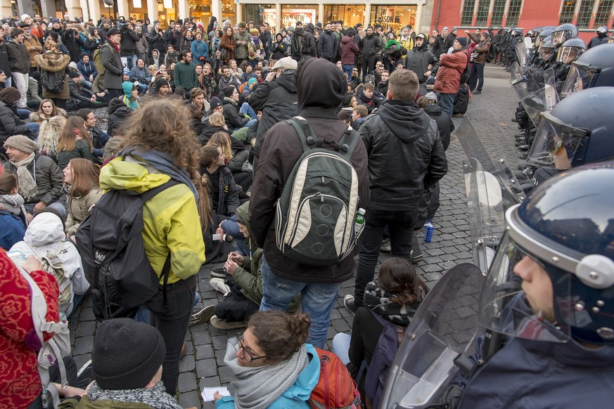 Grosses Polizeiaufgebot vor dem Rathaus.