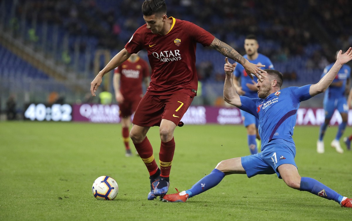 Roma's Lorenzo Pellegrini, left, is tackled by Fiorentina's Jordan Veretout during the Serie A soccer match between Roma and Fiorentina at the Rome Olympic stadium, Wednesday, April 3, 2019. ...