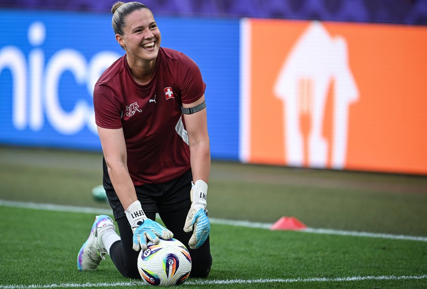 Fussball Frauen Euro 2025 Eroeffnungsspiel Gruppe A 02.07.2025 Schweiz - Norwegen Torhuetrin Elvira Herzog Schweiz beim Aufwaermen *** Soccer Women Euro 2025 Opening match Group A 02 07 2025 Switzerla ...