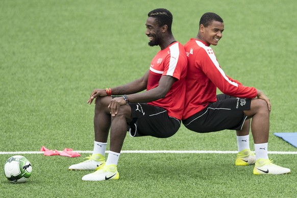 Die Schweizer Fussball Nationalspieler Johan Djourou, links, und Manuel Akanji bei einem oeffentlichen Training, am Pfingstmontag, 5. Juni 2017, in der Stockhorn Arena in Thun. (KEYSTONE/Peter Schneid ...