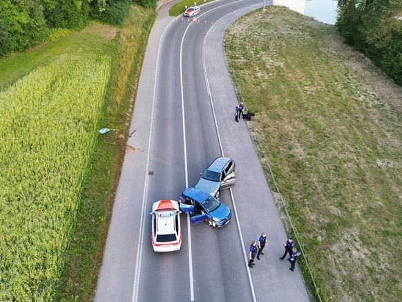Polizistinnen und Polizisten bei der Verhaftung von Einbrechern auf der Hauptstrasse in Flaach, 8.7.2026