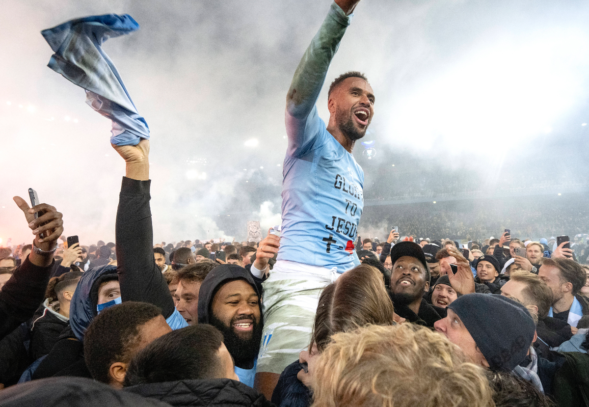 MALMÖ 20231112 Malmö FFs malskytt Isaac Kiese Thelin hyllas efter SM-guldet i allsvenskans sista omgang mellan Malmö FF och IF Elfsborg pa Eleda Stadion. MALMÖ SVERIGE x50090x *** MALMÖ 20231112 Malmö ...