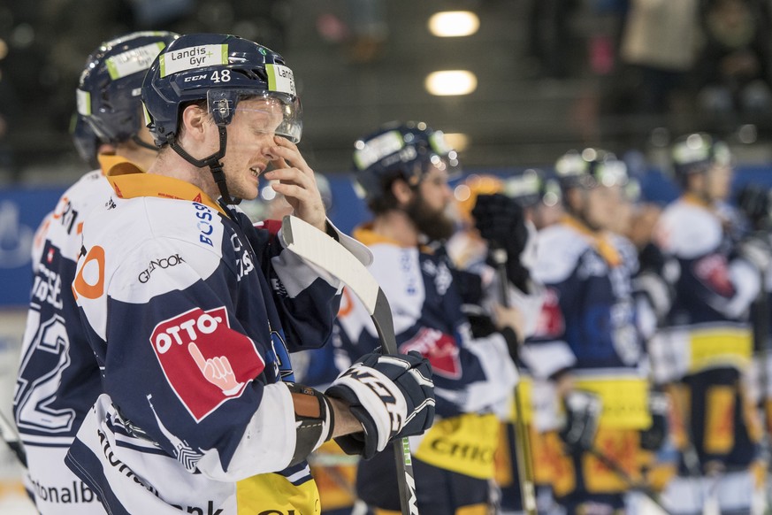 Die Zuger mit Carl Klingberg nach dem Spiel beim dritten Eishockey Playoff-Viertelfinalspiel der National League zwischen dem EV Zug und den ZSC Lions, am Donnerstag, 15. Maerz 2018, in der Bossard Ar ...