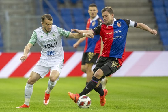 Ricardo Alves (YS), links, gegen Fabian Frei (FCB), rechts, im Fussball Meisterschaftsspiel der Relegation Group der Super League zwischen dem FC Basel 1893 und dem Yverdon Sport FC im Stadion St. Jak ...