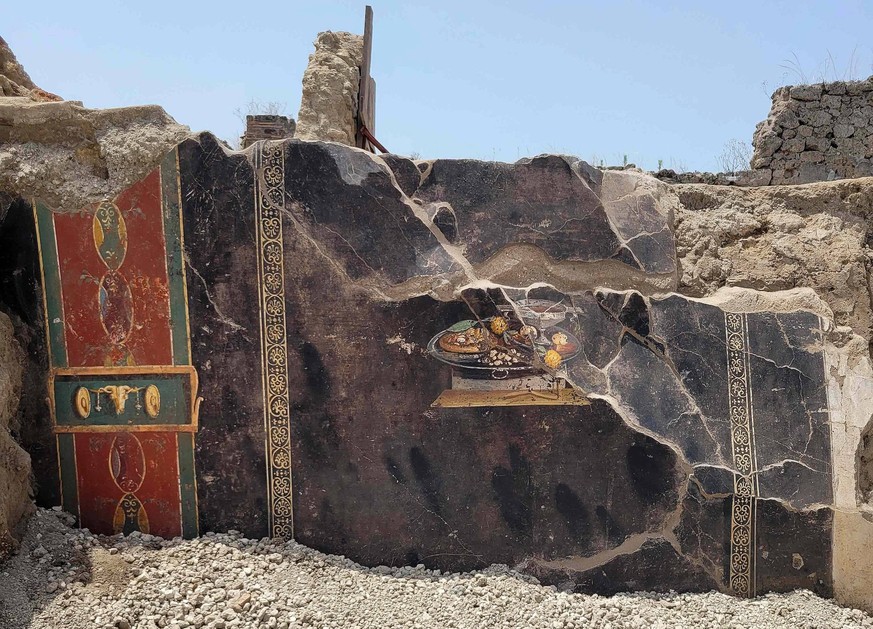 22.06.2023 Pompeii - Discovery Of A Still Life Painting With Pizza Ancestor Discovery of a still life from the new excavations in Pompeii, Italy on June 2023. It looks like a pizza, on this Pompeian p ...