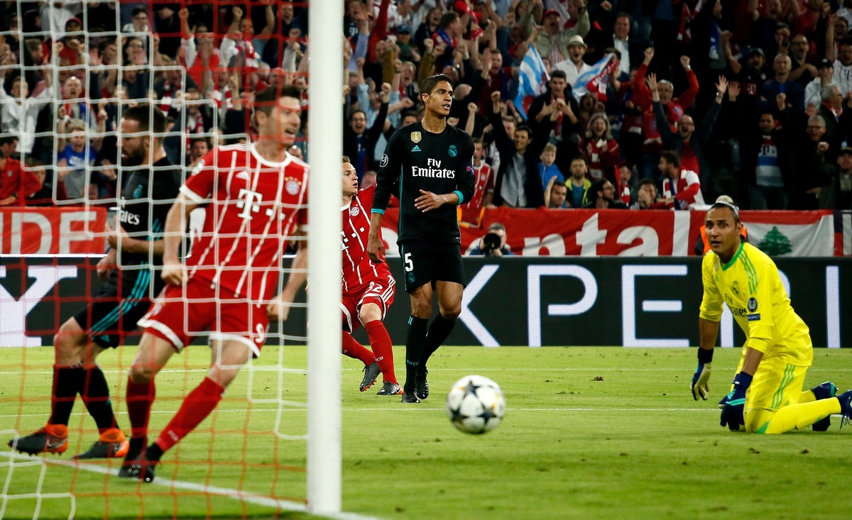 epa06692784 Real Madrid's Raphael Varane (2-R) and Real Madrid's goalkeeper Keylor Navas (R) react after Bayern's Joshua Kimmich (C) scores the 1-0 goal during the UEFA Champions League ...