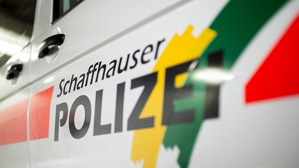Die Schaffhauser Polizei hat auf dem Hochrein bei Hemishofen SH ein Schlauchboot, das an einer Wiffe h