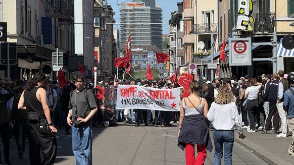 <p>Die unbewilligte Nachdemo ist in der Zürcher Langstrasse gestartet.</p>