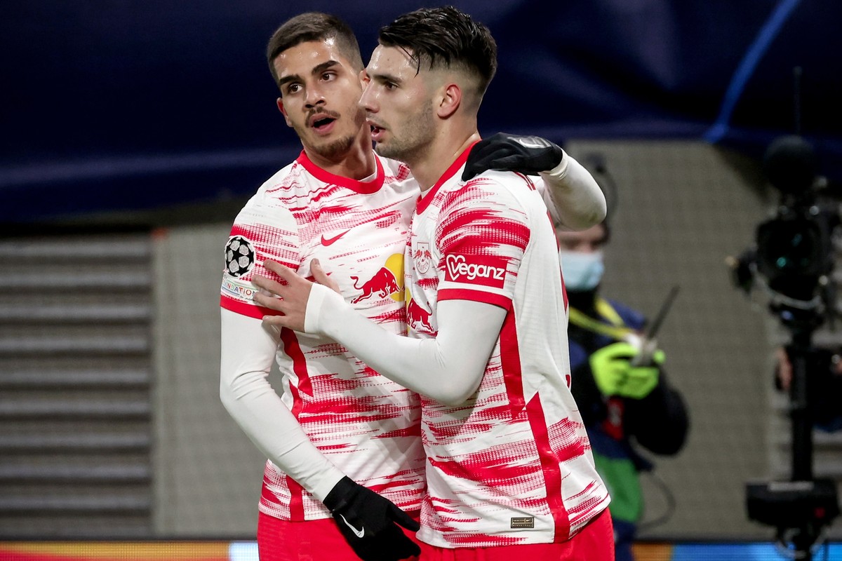 epa09627689 Leipzig's Dominik Szoboszlai (R) celebrates with his teammate Andre Silva (L) after scoring the opening goal during the UEFA Champions League group A soccer match between RB Leipzig a ...