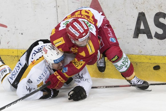 Tigers Alexei Dostoinov, rechts, kaempft um den Puck, gegen Luganos Elia Riva, links, waehrend dem Meisterschaftsspiel der National League, zwischen den SCL Tigers und dem HC Lugano, am Samstag 4. Nov ...