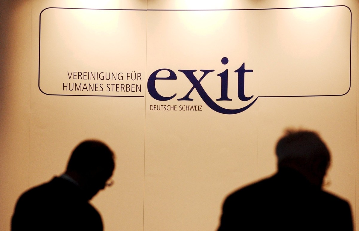 ARCHIV --- ZUR GV VON EXIT DEUTSCHE SCHWEIZ STELLEN WIR IHNEN FOLGENDES BILD ZUR VERFUEGUNG --- Zwei Mitglieder von Exit informieren sich an einem Stand, am 20-Jahre-Jubilaeum der Sterbehilfeorganisat ...