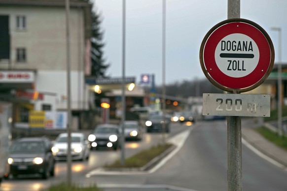 epa08280278 Cars pass though customs control at the Chiasso border crossing with cars entering Switzerland from the Italian side in Chiasso, Switzerland, 09 March 2020. Cross-border transit between th ...