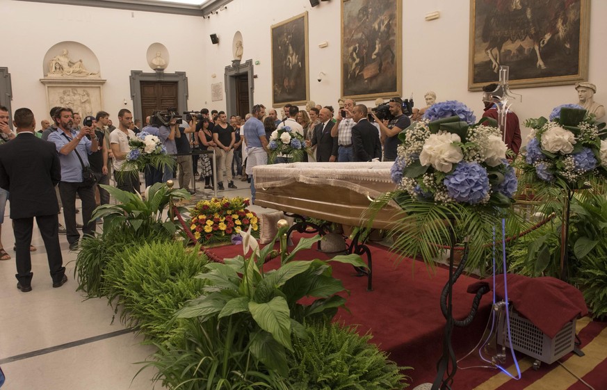 Menschen schritten mit Tränen in den Augen am Sarg vorbei und erwiesen dem gebürtigen Neapolitaner die letzte Ehre.
