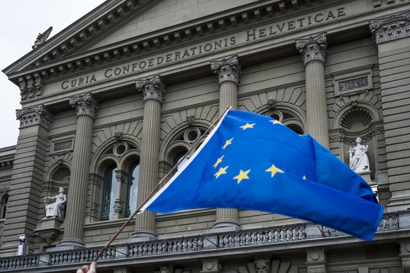 ARCHIVBILD ZUM HEUTIGEN ENTSCHEID DES BUNDESRATES, OB ER DER RASA-INITIATIVE EINEN GEGENVORSCHLAG GEGENUEBERSTELLT, AM MITTWOCH, 26. APRIL 2017 - Eine Fahne der Europaeischen Union wird auf dem Bundes ...