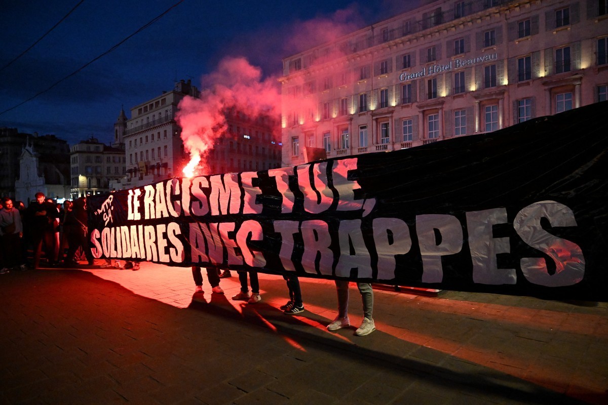 Des manifestants rendent hommage aux victimes de l'attentat de Trappes, le 26 octobre 2026 à Marseille. Leur banderole proclame: «Le racisme tue, solidarité avec Trappes».