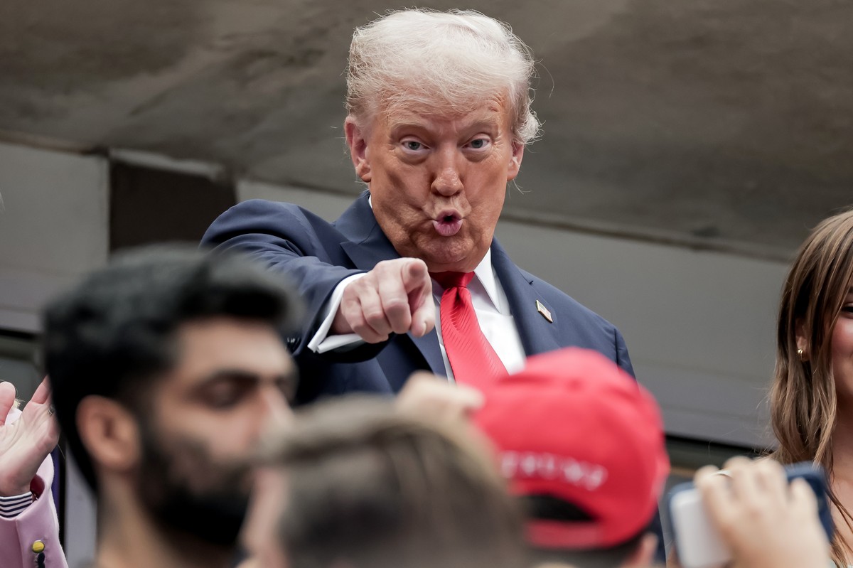 epaselect epa12360336 US President Donald J. Trump gestures to a fan after arriving to watch the men's singles final match of the US Open Tennis Championships at the USTA Billie Jean King Nationa ...