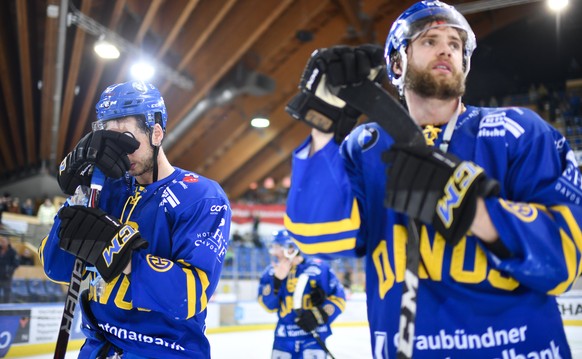 Die enttaeuschten Davoser Samuel Walser und Claude-Curdin Paschoud, von links, beim sechsten Playoff-Viertelfinalspiel der National League zwischen dem HC Davos und EHC Biel, am Donnerstag, 22. Maerz  ...