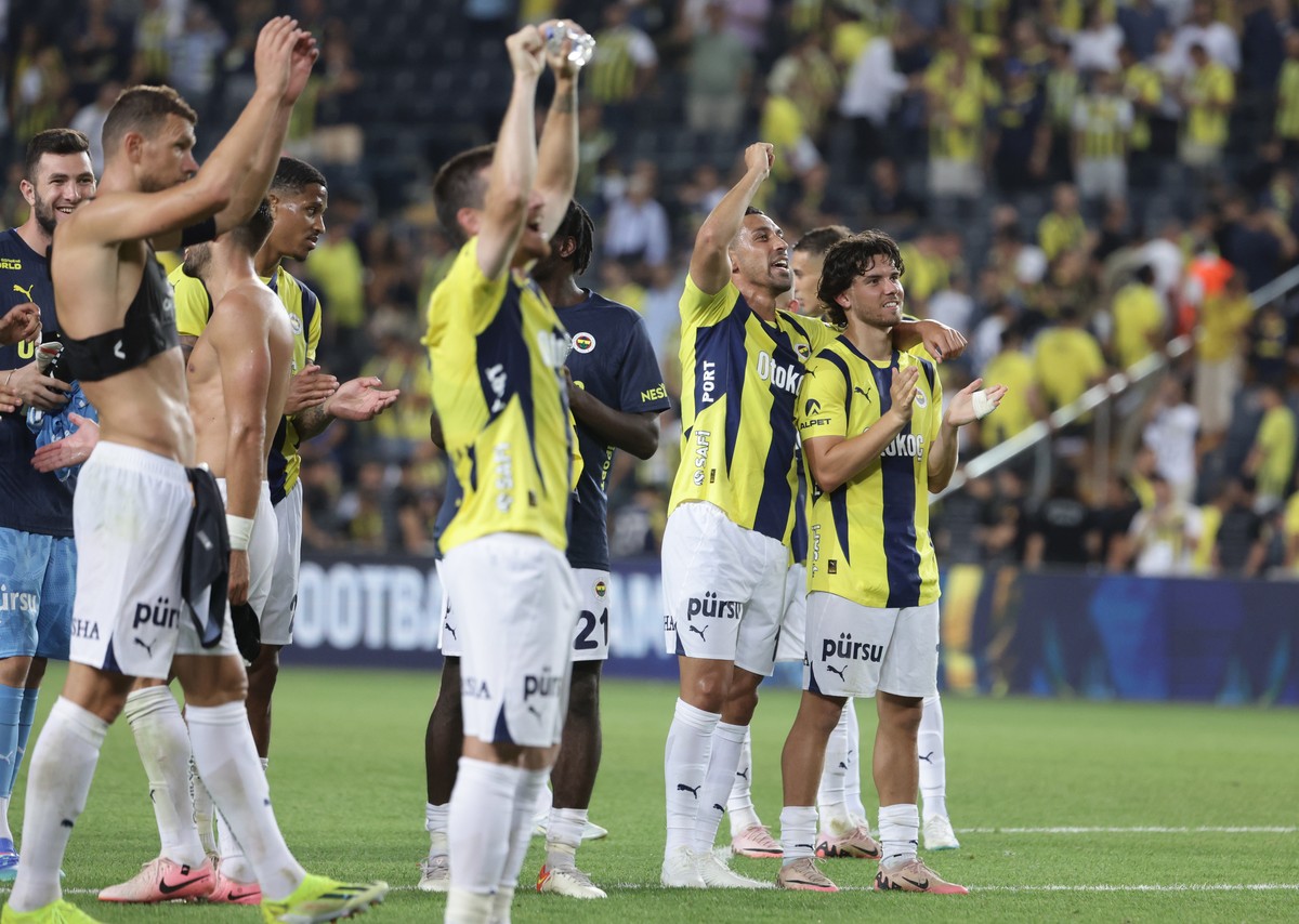 epa11510275 Players of Fenerbahce celebrate after the UEFA Champions League qualifying second round second leg soccer match between Fenerbahce Istanbul and FC Lugano in Istanbul, Turkey, 30 July 2024. ...