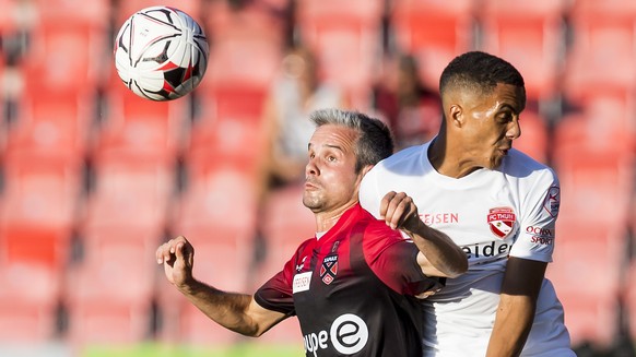 Le joueur neuchatelois Janick Kamber, gauche, lutte pour le ballon avec le joueur bernois Marvin Spielmann, droite, lors de la rencontre de football de Super League entre Neuchatel Xamax FCS et FC Thu ...