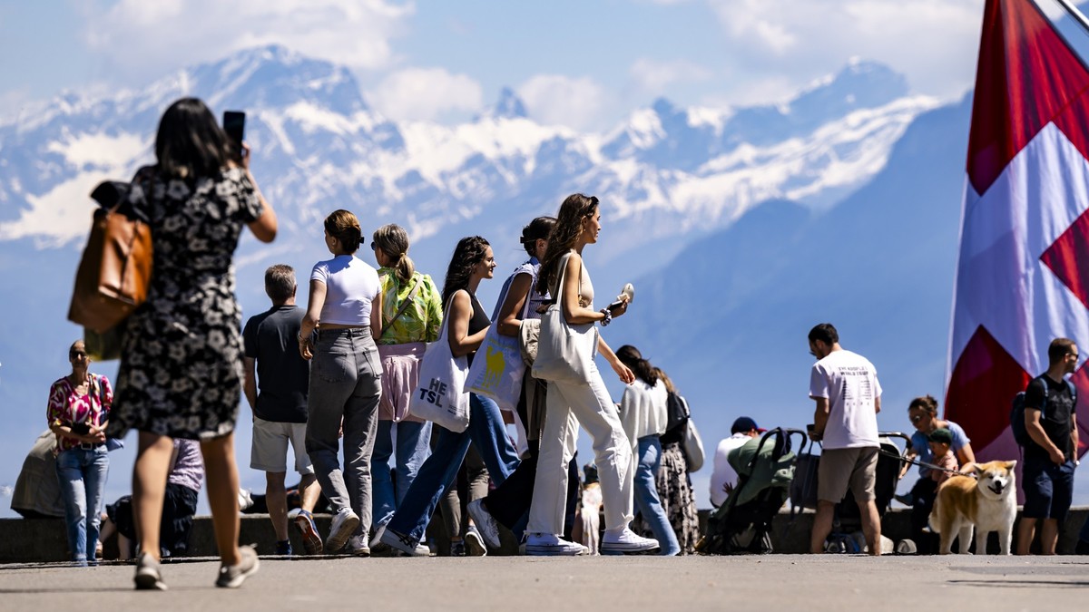 Des personnes profitent du soleil et du beau temps en marchant sur les quais d'Ouchy au bord du Leman lors du week-end de l'Ascension le samedi 11 mai 2024 a Lausanne. (KEYSTONE/Jean-Christo ...