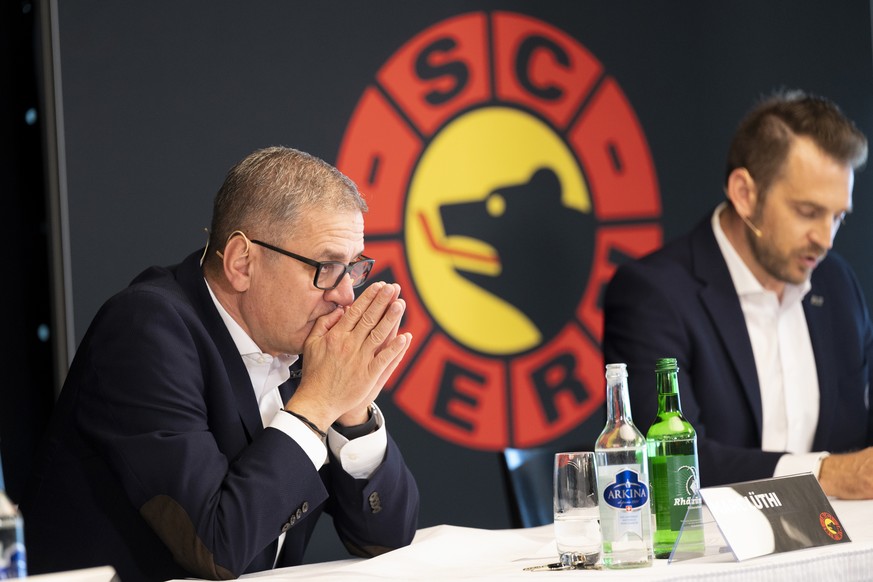 CEO Marc Luethi, und Sportdirektor Raeto Raffainer, rechts, sprechen an einer Medienkonferenz des SC Bern, zu sportlichen Themen und Umstrukturierungen am Mittwoch, 30. Maerz 2022 in der Postfinance A ...