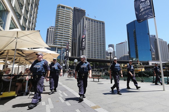 Polizisten statt Touristen vor der Skyline Sydneys.
