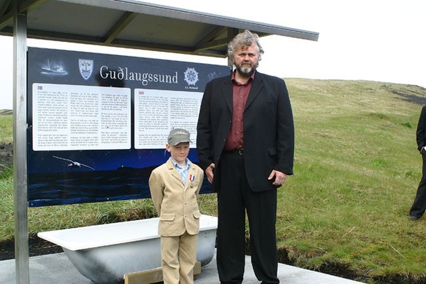 Guðlaugur Friðþórsson vor dem nach ihm benannten Denkmal mit der Badewanne.
