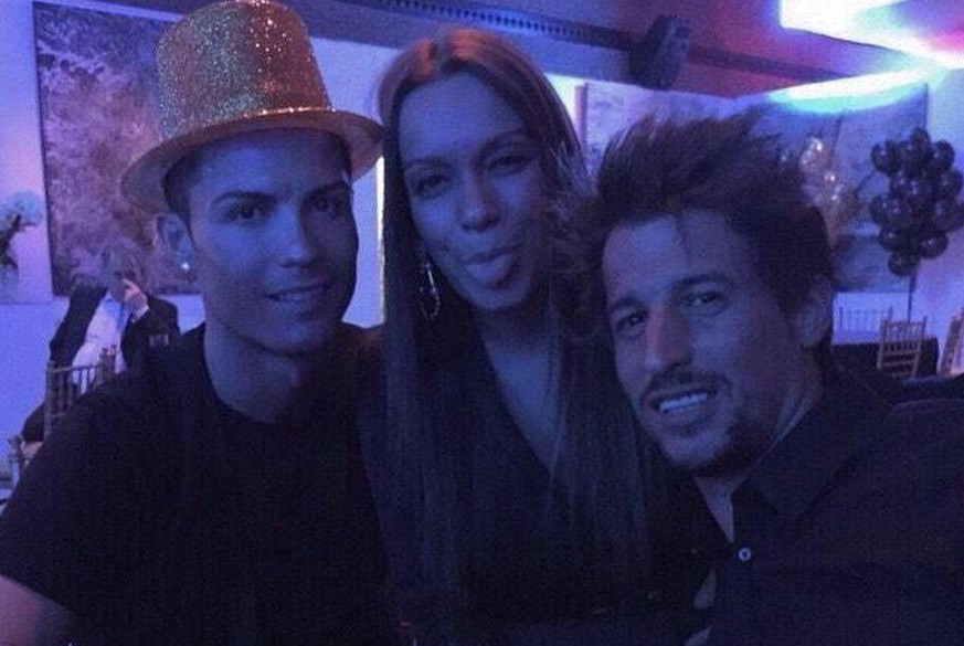 Ronaldo und sein Glitzerhut mit Fabio Coentrao und einer unbekannten Schönheit.