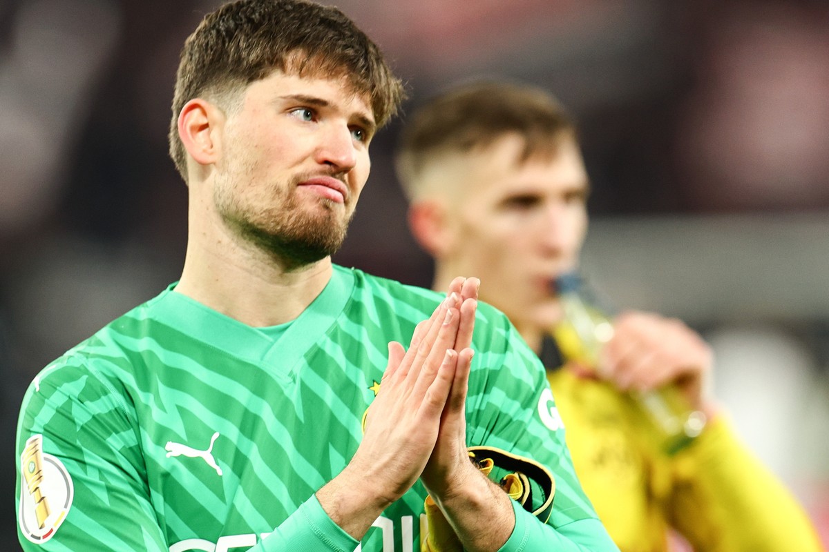 epa11014721 Dortmund's goalkeeper Gregor Kobel gestures to fans after losing the German DFB Cup round of sixteen soccer match between VfB Stuttgart and Borussia Dortmund in Stuttgart, Germany, 06 ...
