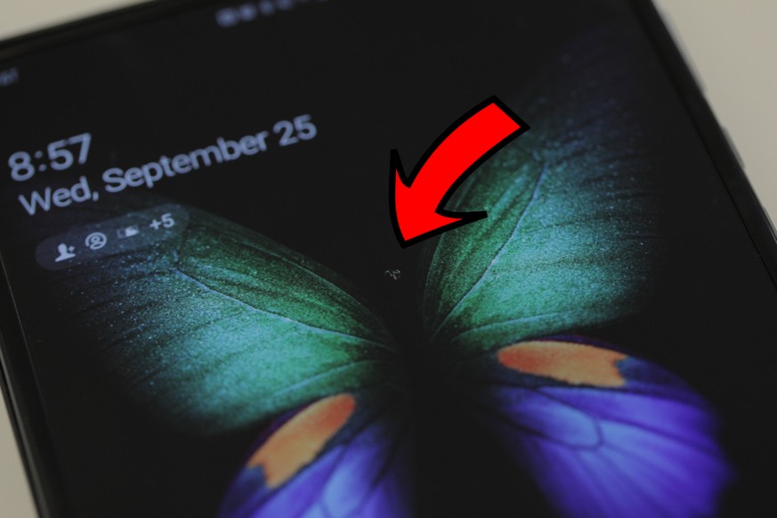 Kein Fliegenschiss, sondern ein Displayfehler: Genau dort, wo man das Handy auffaltet.