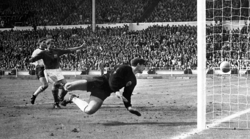Drin? Der Basler Schiedsrichter Gottfried Dienst gibt das «Wembley-Tor», Geoff Hurst schiesst England in der Verlängerung des WM-Finals gegen Deutschland 1966 zur 3:2-Führung.