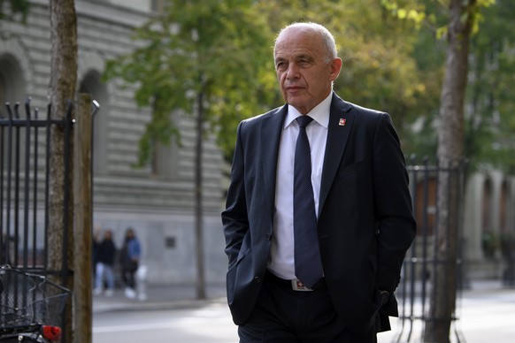 Bundesrat Ueli Maurer, rechts, schreitet zur der Medienkonferenz ueber die Ergebnisse der Vorlagen der Eidgenoessischen Abstimmung aus der Sicht des Bundesrats, am Sonntag, 26. September 2021 in Bern. ...