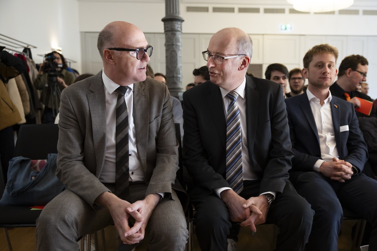 Die beiden Bundesratskandidaten Markus Ritter, Nationalrat Mitte-SG, Mitte, und Martin Pfister, Regierungsrat Kanton Zug, links, diskutieren beim Hearing der Bundesratskandidaten bei der Jungen Mitte, ...