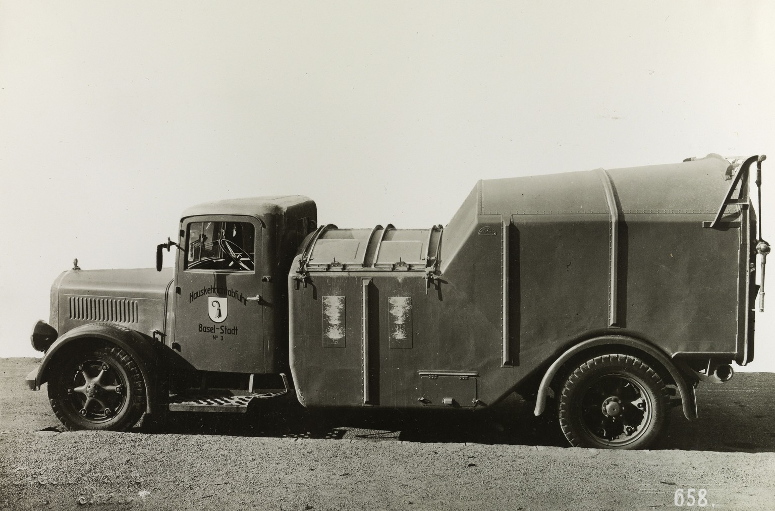 Kehrichtwagen mit Ochsner-Bedachung und hydraulischer Füll- und Entleerungskippung&nbsp;um ca. 1940.<br data-editable="remove">