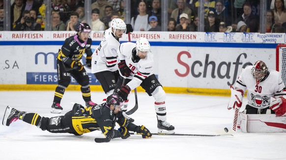 Thibault Frossard (HCA), unten, gegen Joel Genazzi (LHC), oben, im Qualifikationsspiel der Eishockey National League zwischen dem HC Ajoie und dem Lausanne HC in der Raiffeisen Arena in Porrentruy, am ...
