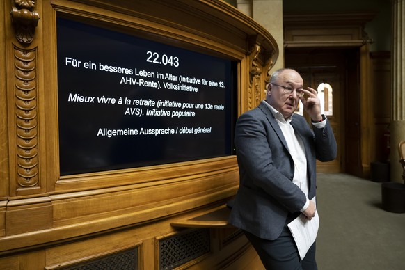 Pierre-Yves Maillard, SP-VD, verfolgt der Debatte &quot;22.043: Fuer ein besseres Leben im Alter (Initiative fuer eine 13. AHV-Rente)&quot;, waehrend der Wintersession der Eidgenoessischen Raete, am M ...