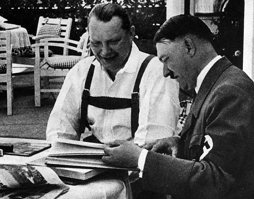 Göring mit Hitler beim Angucken von&nbsp;Fotoalben auf Hitlers Berghof-Veranda, wo er während des Kriegs die meiste Zeit verbrachte.